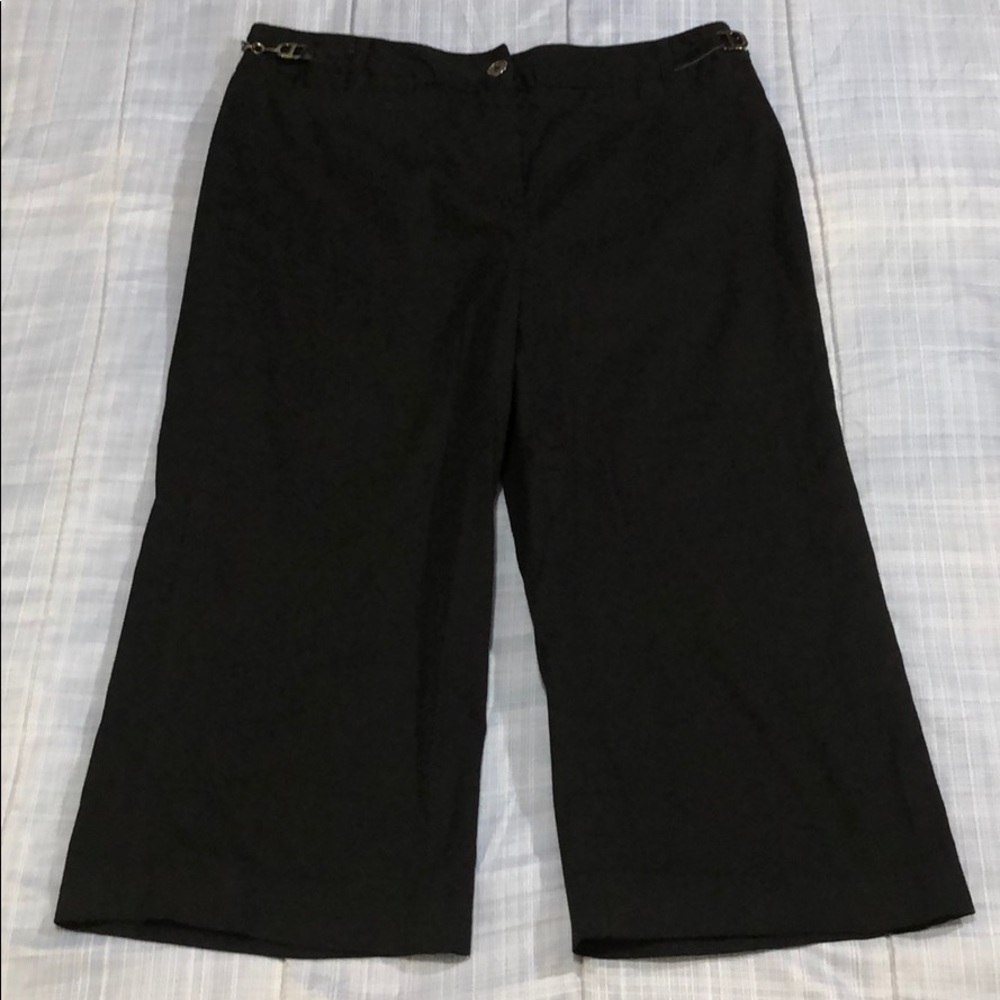 Larry Levine Black Capri Cropped Pants Hook & Clasp Waist Detail Size 4